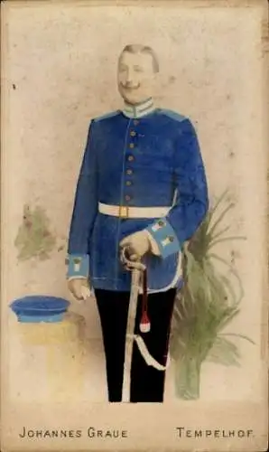 CdV Berlin Tempelhof, Mann in Uniform, Standporträt, Säbel