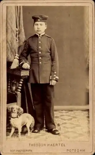 CdV Potsdam, Junge in Uniform, Ernst Wilde, Waisenhaus Potsdam, Porträt, Hund