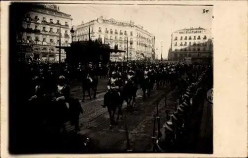 Foto Ak Madrid, Kavallerie, Parade