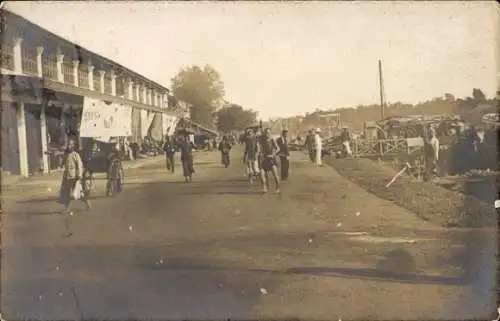 Foto Ak Saigon Cochinchine Vietnam, Passanten auf der Straße