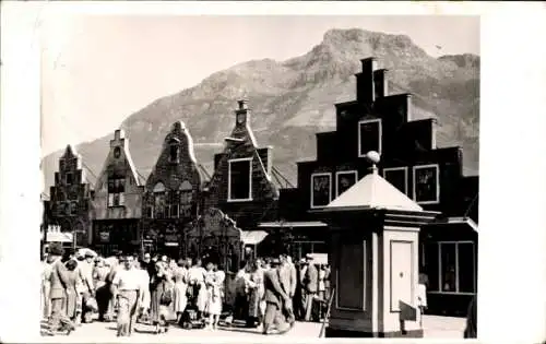 Foto Südafrika, Passanten auf der Straße, Giebelhäuser