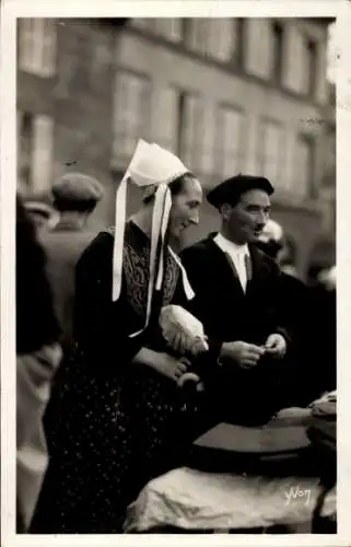 Ak Plougastel Daoulas Finistère, Bretagne, Frau und Mann in Trachten