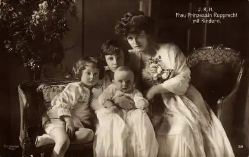 Ak Marie Gabriele von Bayern, Frau Prinzessin Rupprecht mit Kindern, Portrait