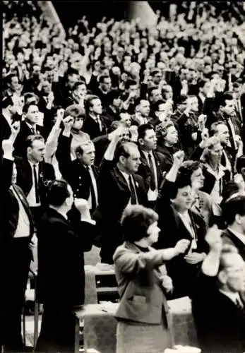 Ak VII. Parteitag der SED 1967, Parteimitglieder im Saal, erhobene Fäuste