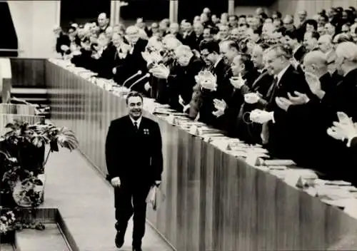 Ak VII. Parteitag der SED 1967, Redner Leonid Iljitsch Breschnew, applaudierende Minister