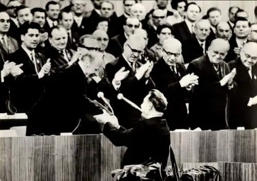 Ak VII. Parteitag der SED 1967, Walter Ulbricht, applaudierende Politiker