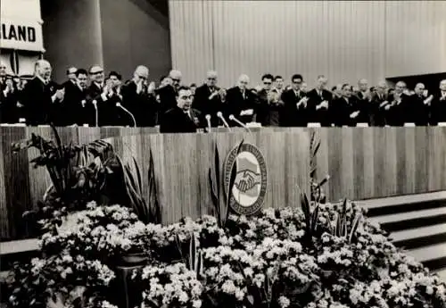 Ak VII. Parteitag der SED 1967, Redner Leonid Breschnew, applaudierende Minister, Blumenschmuck