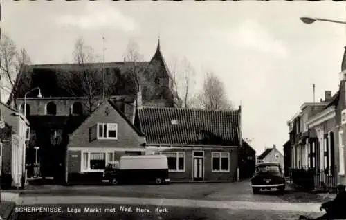 Ak Scherpenisse Zeeland, Lage Markt mit Ned. Rev. Kirche