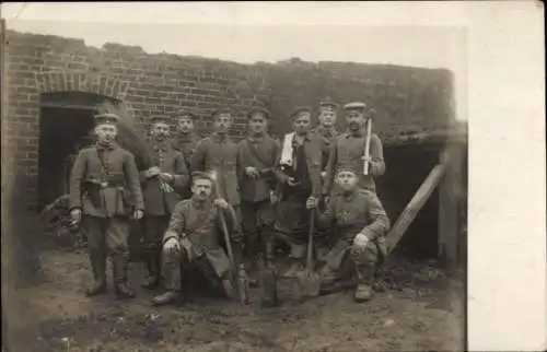 Foto Ak Deutsche Soldaten in Uniformen, Gruppenaufnahme