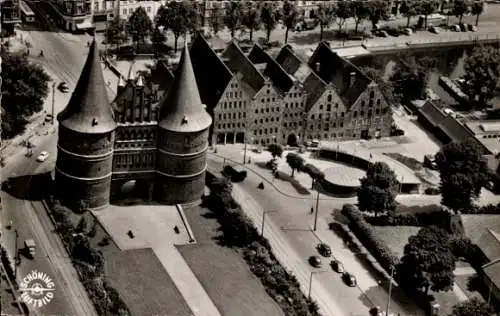 Ak Hansestadt Lübeck, Holstentor, Salzspeicher, Fliegeraufnahme