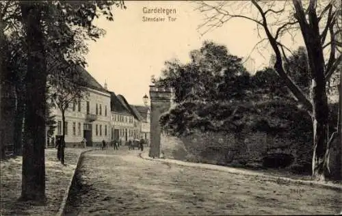 Ak Gardelegen in der Altmark, Stendaler Tor, Straßenpartie