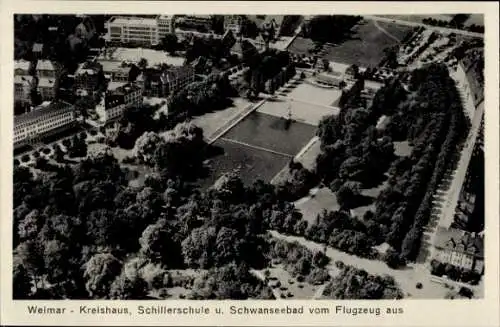 Ak Weimar in Thüringen, Fliegeraufnahme, Kreishaus, Schillerschule u. Schwanseebad