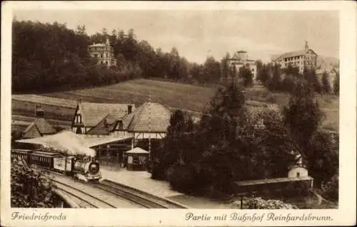 Ak Friedrichroda im Thüringer Wald, Partie mit Bahnhof Reinhardsbrunn, Dampflok