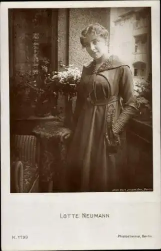 Ak Schauspielerin Lotte Neumann, Portrait