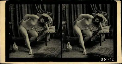 Stereo Foto Nackte Frau, Frauenakt, Busen, Kissen