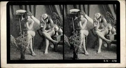 Stereo Foto Zwei nackte Frauen, sitzend