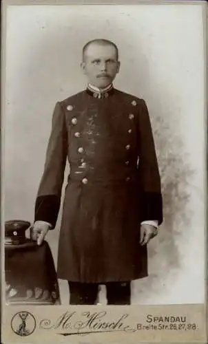 Kabinett Foto Spandau, Mann in Uniform, Eisenbahnbeamter