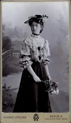 CdV Porträt einer jungen Frau, Rock, Hut, Blumenstrauß