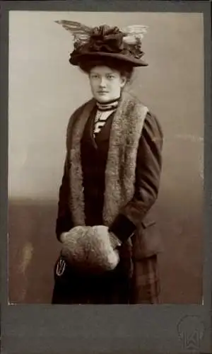 CdV Frau in schwarzem Kleid, Pelz, Muff, Hut