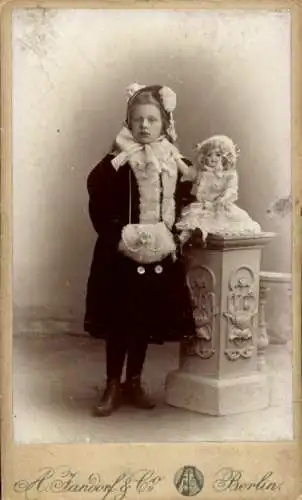 CdV Kinderportrait, Mädchen in Winterkleidung mit Puppe