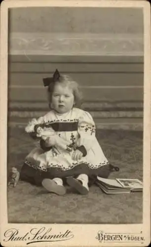 Kabinett Foto Bergen auf der Insel Rügen, Mädchen-Porträt, Puppe