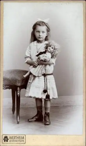 Kabinett Foto Kinderportrait, Mädchen mit Puppe, 12. Mai 1911