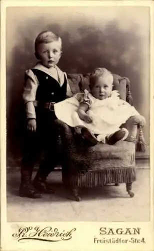 CdV Kinderportrait, Junge, Kleinkind in einem Sessel