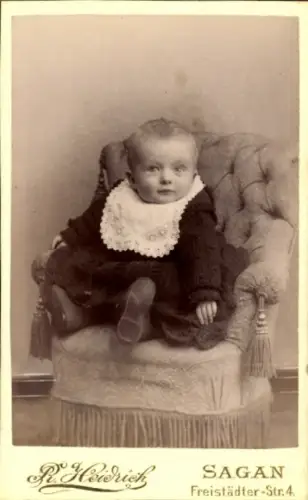 CdV Żagań Sagan Schlesien, Kinderportrait, Kleinkind in einem Sessel