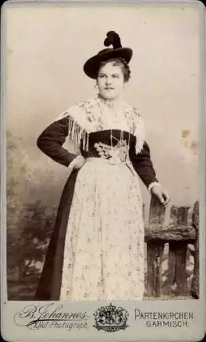 CdV Junge Frau in Volkstracht, Porträt