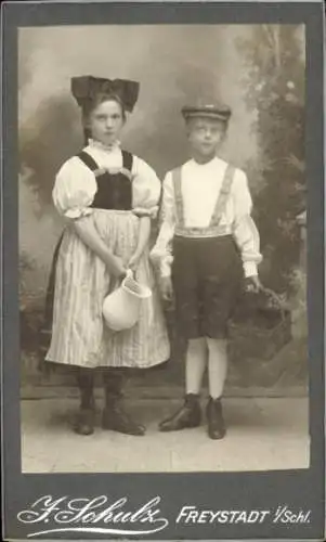 Kabinett Foto Kożuchów Freystadt Niederschlesien, Kinder in Volkstrachten, Wasserkrug