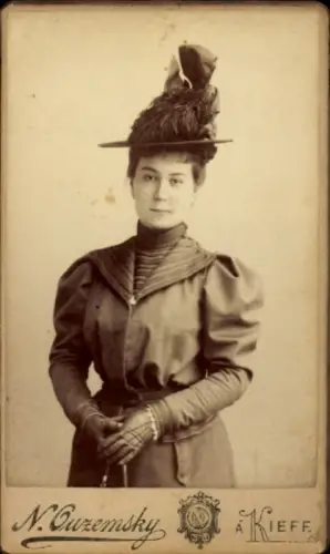 CdV Kiev Kiew Киев Ukraine, Frau in schwarzem Mantel