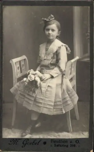 CdV Bytom Beuthen Oberschlesien, Mädchen-Porträt, Blumenstrauß