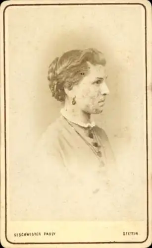 CdV Frauenportrait im Profil, Ohrring