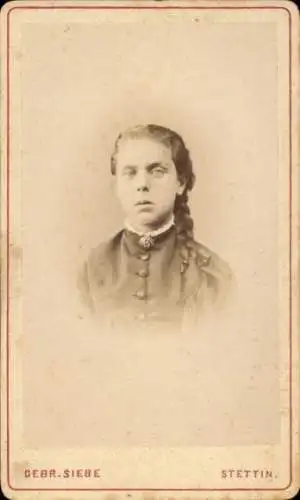 CdV Mädchen mit Zöpfen, Porträt