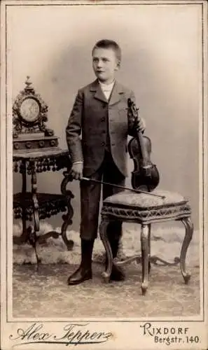 CdV Junge mit Geige, Standportrait