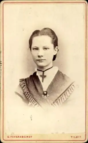 CdV Porträt einer jungen Frau, Anhänger, Kreuz