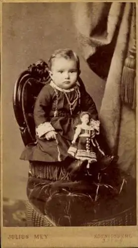 CdV Kind mit Puppe, Sitzporträt, Sessel