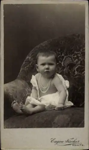 CdV Kinderportrait, Kleinkind auf einem Sessel