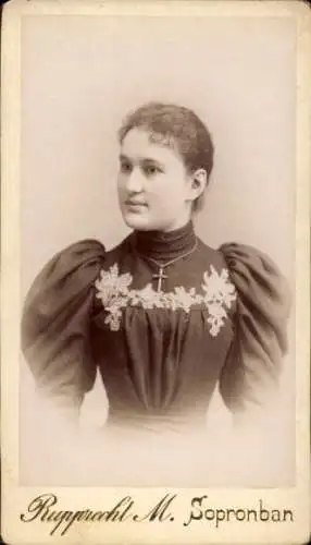 CdV Junge Frau, Porträt, Kette mit Kreuz