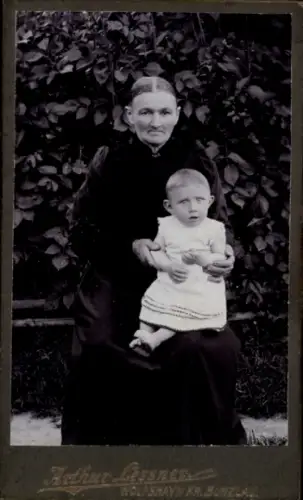 CdV Wilczy Las Wolfshayn Schlesien, Alte Frau mit Kleinkind auf dem Schoß, Portrait