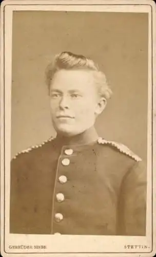 CdV Stettin, Junger Mann in Uniform, Porträt