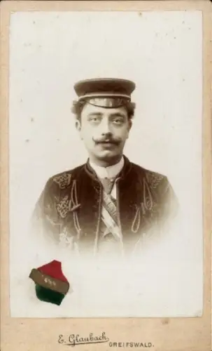 Studentika CdV Greifswald, Porträt eines jungen Mannes, Student, Wappen