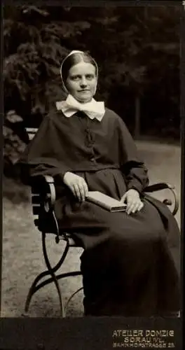 CdV Margarete Hewald, Portrait auf einem Stuhl im Garten sitzend