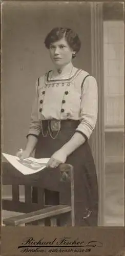 Kabinett Foto Wrocław Breslau Schlesien, Frau, Standporträt, Stuhl, Blatt Papier