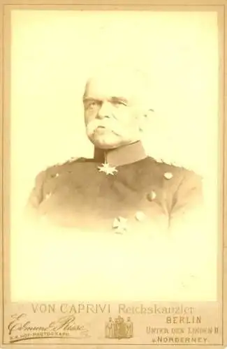 CdV Reichskanzler Leo von Caprivi in Uniform mit Orden Pour le merite, Portrait