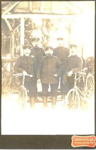 Kabinett Foto Königsberg in Preußen, Männer in Uniform mit Fahrrädern