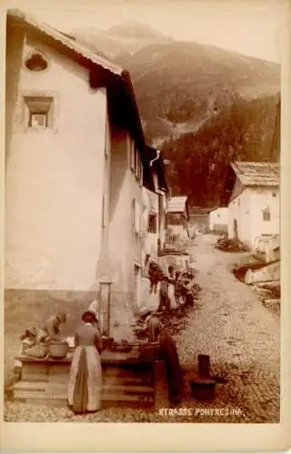 Kabinett Foto Pontresina Kanton Graubünden Schweiz, Straße, Frauen am Brunnen