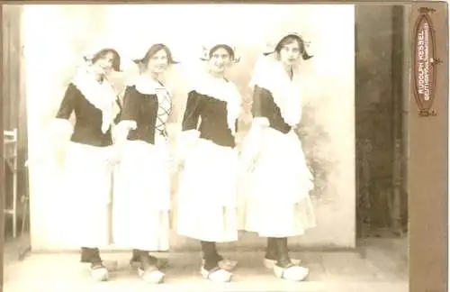 Kabinett Foto Die Tulpenmädchen von Harlem, vier junge Frauen in niederländischer Tracht, 1914