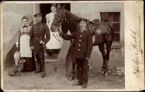 Kabinett Foto Deutsche Soldaten in Uniform, Frauen, Pferd, Dackel, Familie Dannes, 1898