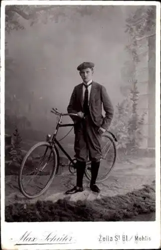 Kabinett Foto Junger Mann mit Fahrrad, Standportrait